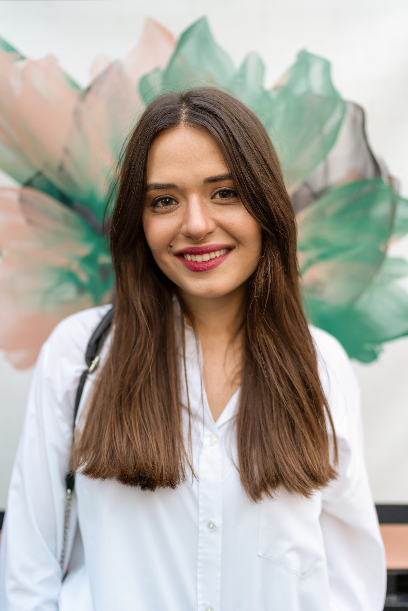 The young woman post in the city for photo